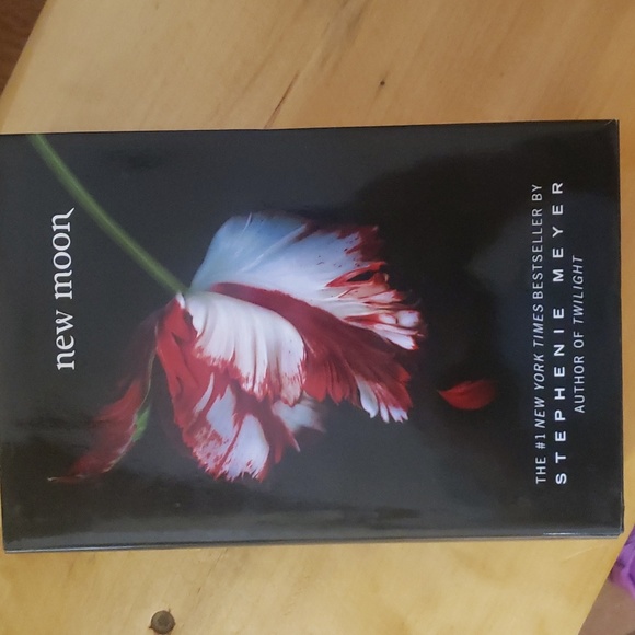 Bestseller Other - New Moon -The Twilight Saga book 2 - Hardcover  By Stephenie Meyer vampire goth